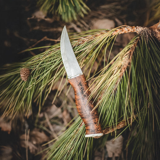 Handmade Finnish hunting knife from Roselli in model "Hunting knife Nalle" Comes with  UHC steel and detail such as silver ferrule and reindeer antler details 