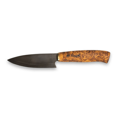 Handmade kitchen knife from Roselli, inspired by Japanese cuisine. Featuring a curly birch handle and a carbon steel blade, it comes with a handcrafted leather sheath.