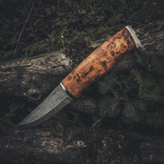 Handmade Finnish hunting knife from Roselli in model "Hunting knife Nalle" Comes with  UHC steel and detail such as silver ferrule and reindeer antler details 
