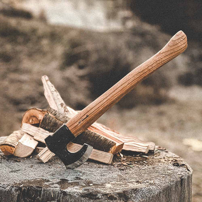 Roselli's Finnish handmade outdoor axe for wood splitting with a blade made of carbon steel and a handle made out of red elm. 